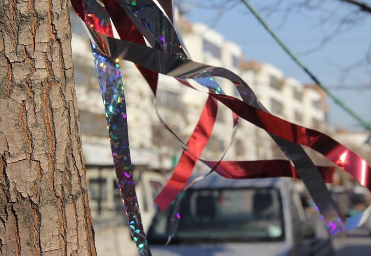 Создавая яркие блики, светоотражающая лента